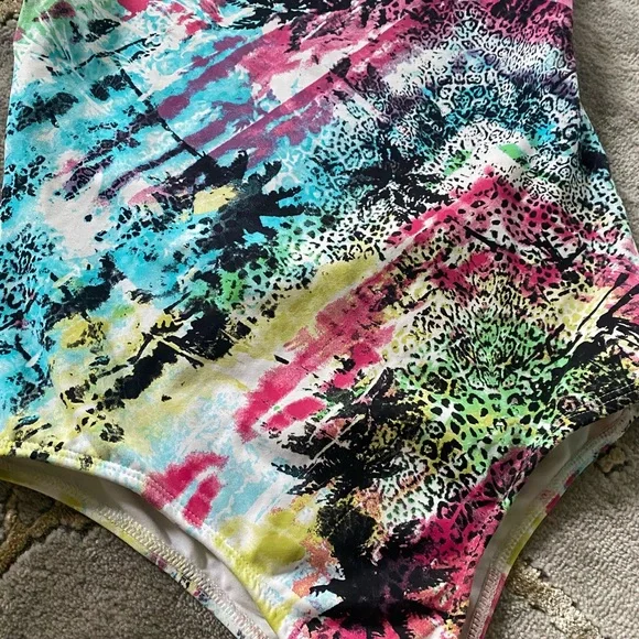 New One piece Swimsuit - Picture 5 of 7